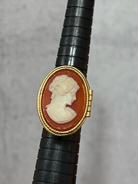 Vintage Gold Tone Avon Cameo Locket Ring